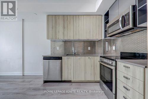 615 - 10 De Boers Drive, Toronto, ON - Indoor Photo Showing Kitchen