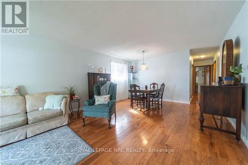 6442 Taylor Street, Niagara Falls, ON - Indoor Photo Showing Living Room