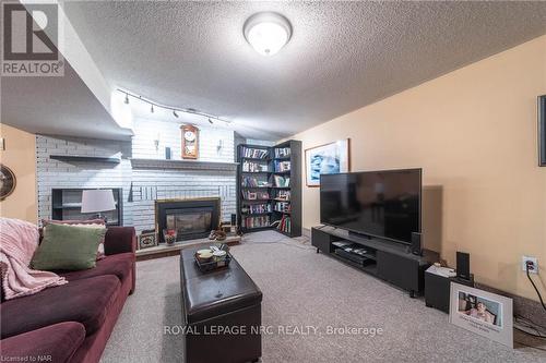 6442 Taylor Street, Niagara Falls, ON - Indoor Photo Showing Living Room With Fireplace