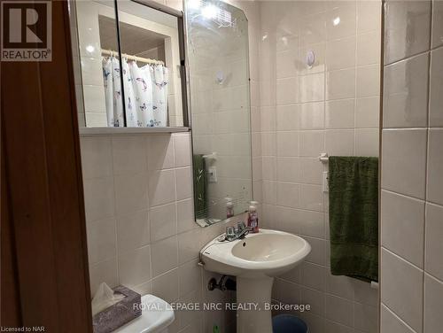 6442 Taylor Street, Niagara Falls, ON - Indoor Photo Showing Bathroom