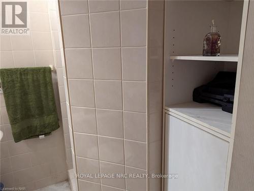 6442 Taylor Street, Niagara Falls, ON - Indoor Photo Showing Bathroom