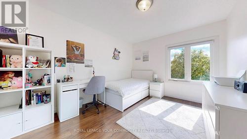 14 Royal Manor Crescent, Richmond Hill, ON - Indoor Photo Showing Bedroom