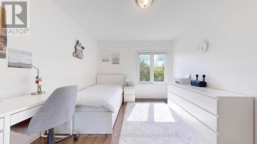 14 Royal Manor Crescent, Richmond Hill, ON - Indoor Photo Showing Bedroom