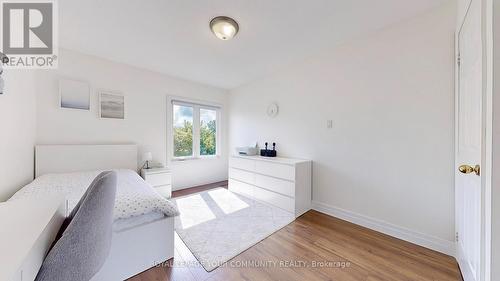 14 Royal Manor Crescent, Richmond Hill, ON - Indoor Photo Showing Bedroom