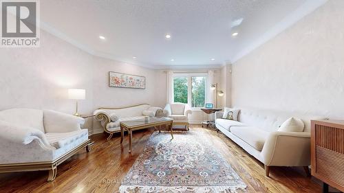 14 Royal Manor Crescent, Richmond Hill, ON - Indoor Photo Showing Living Room