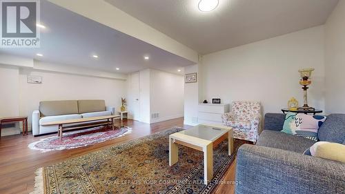 14 Royal Manor Crescent, Richmond Hill, ON - Indoor Photo Showing Living Room