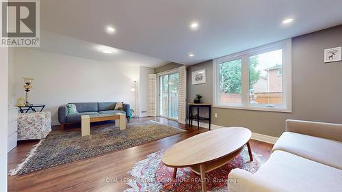 14 Royal Manor Crescent, Richmond Hill, ON - Indoor Photo Showing Living Room