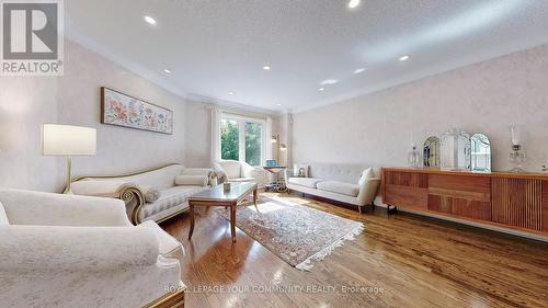 14 Royal Manor Crescent, Richmond Hill, ON - Indoor Photo Showing Living Room