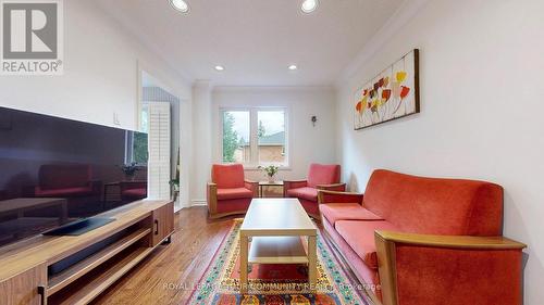 14 Royal Manor Crescent, Richmond Hill, ON - Indoor Photo Showing Living Room