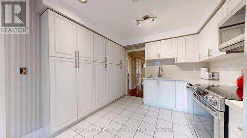 14 Royal Manor Crescent, Richmond Hill, ON - Indoor Photo Showing Kitchen