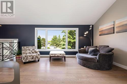 1 Robinson Road, Mono, ON - Indoor Photo Showing Living Room