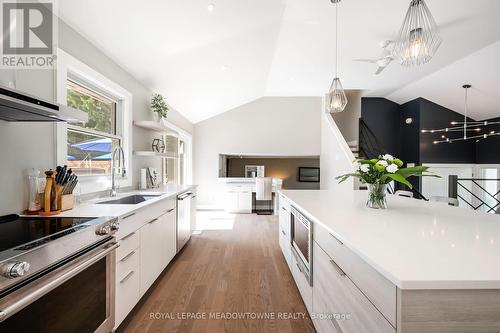 1 Robinson Road, Mono, ON - Indoor Photo Showing Kitchen With Upgraded Kitchen