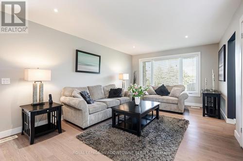 1 Robinson Road, Mono, ON - Indoor Photo Showing Living Room