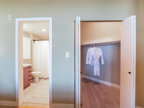 408-797 Tyee Rd, Victoria, BC - Indoor Photo Showing Bathroom