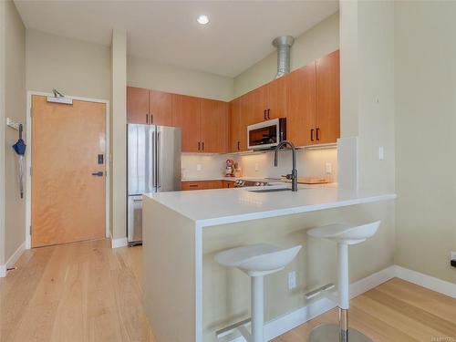 408-797 Tyee Rd, Victoria, BC - Indoor Photo Showing Kitchen