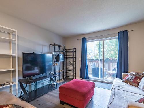 207-4728 Uplands Dr, Nanaimo, BC - Indoor Photo Showing Living Room