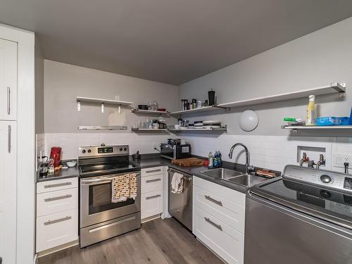 207-4728 Uplands Dr, Nanaimo, BC - Indoor Photo Showing Kitchen With Double Sink