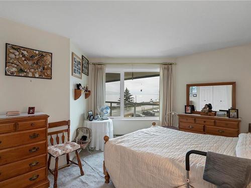 331-390 South Island Hwy, Campbell River, BC - Indoor Photo Showing Bedroom