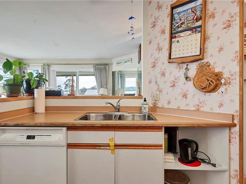 331-390 South Island Hwy, Campbell River, BC - Indoor Photo Showing Kitchen With Double Sink