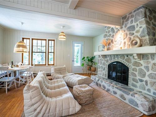 Living room - 1743 Ch. Du Tour-Du-Lac, Saint-Adolphe-D'Howard, QC - Indoor Photo Showing Living Room With Fireplace