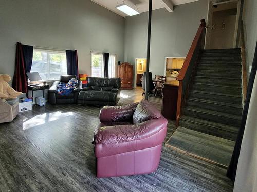 15 Lodge Drive, Clearwater, BC - Indoor Photo Showing Living Room