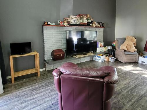 15 Lodge Drive, Clearwater, BC - Indoor Photo Showing Living Room