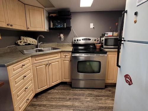 15 Lodge Drive, Clearwater, BC - Indoor Photo Showing Kitchen With Double Sink