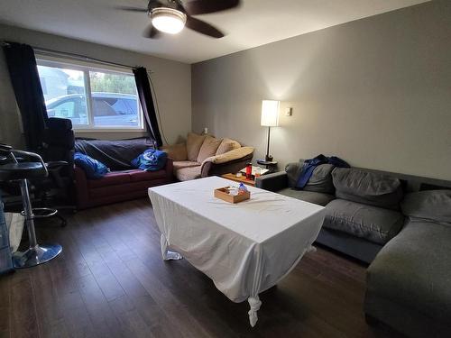 15 Lodge Drive, Clearwater, BC - Indoor Photo Showing Living Room