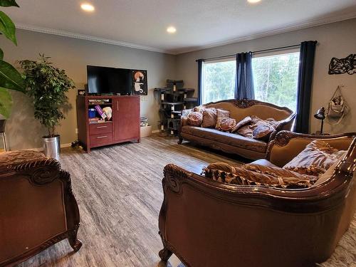 15 Lodge Drive, Clearwater, BC - Indoor Photo Showing Living Room