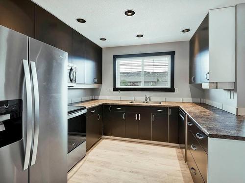 2662 Ayr Place, Kamloops, BC - Indoor Photo Showing Kitchen With Double Sink