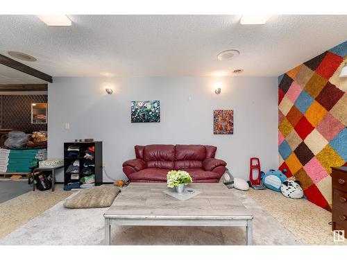 6416 150 Av Nw, Edmonton, AB - Indoor Photo Showing Living Room