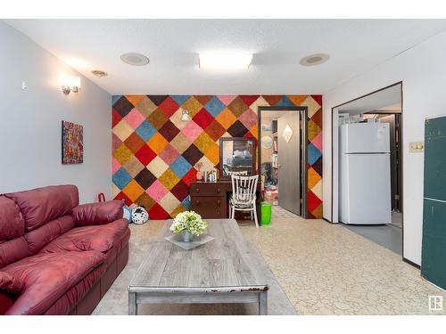 6416 150 Av Nw, Edmonton, AB - Indoor Photo Showing Living Room