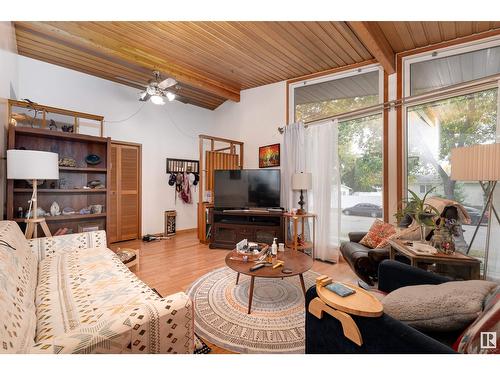 6416 150 Av Nw, Edmonton, AB - Indoor Photo Showing Living Room