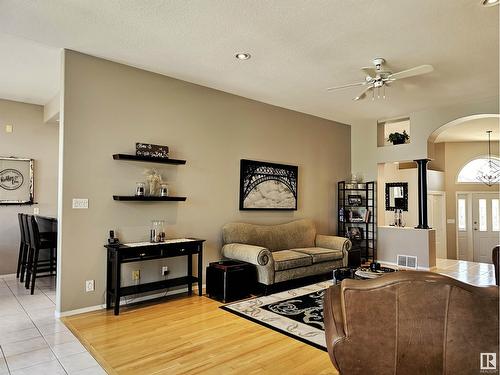 15821 132 St Nw, Edmonton, AB - Indoor Photo Showing Living Room