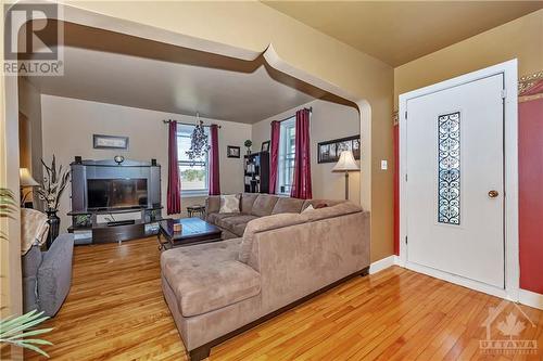 1618 St Jean Street, Clarence-Rockland, ON - Indoor Photo Showing Living Room