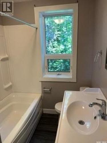 310 7Th Avenue Nw, Swift Current, SK - Indoor Photo Showing Bathroom