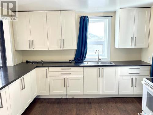 310 7Th Avenue Nw, Swift Current, SK - Indoor Photo Showing Kitchen With Double Sink