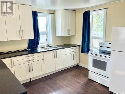 310 7Th Avenue Nw, Swift Current, SK - Indoor Photo Showing Kitchen With Double Sink