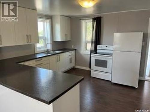 310 7Th Avenue Nw, Swift Current, SK - Indoor Photo Showing Kitchen With Double Sink