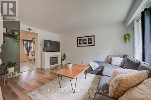 55 - 25 Linfield Drive, St. Catharines, ON - Indoor Photo Showing Living Room