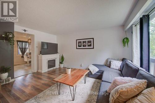 55 - 25 Linfield Drive, St. Catharines, ON - Indoor Photo Showing Living Room