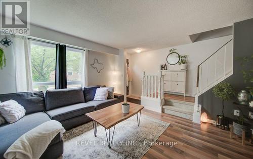 55 - 25 Linfield Drive, St. Catharines, ON - Indoor Photo Showing Living Room