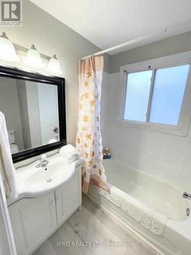 31 Carlton Road E, Barrie, ON - Indoor Photo Showing Bathroom