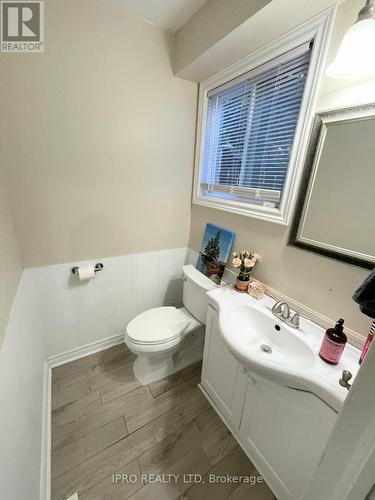 31 Carlton Road E, Barrie, ON - Indoor Photo Showing Bathroom