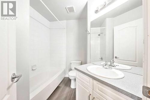 Four piece bath with new vinyl plank flooring - 1203, 1514 11 Street Sw, Calgary, AB - Indoor Photo Showing Bathroom