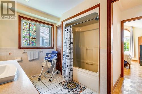 302 Applewood, Kingsville, ON - Indoor Photo Showing Bathroom