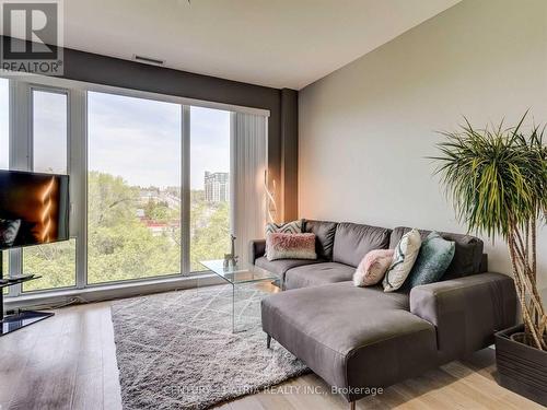 515A - 9608 Yonge Street, Richmond Hill, ON - Indoor Photo Showing Living Room