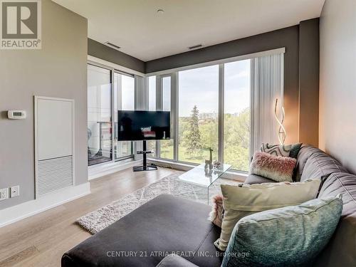 515A - 9608 Yonge Street, Richmond Hill, ON - Indoor Photo Showing Living Room