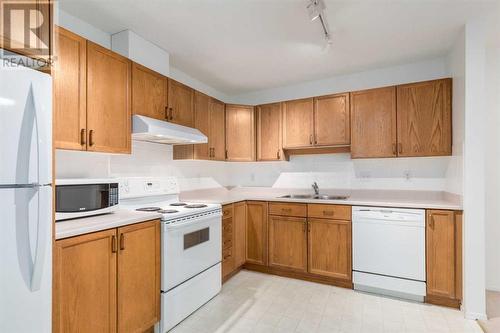 3309, 3000 Sienna Park Green Sw, Calgary, AB - Indoor Photo Showing Kitchen With Double Sink