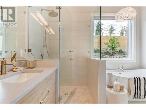 761 Barnaby Road, Kelowna, BC - Indoor Photo Showing Bathroom